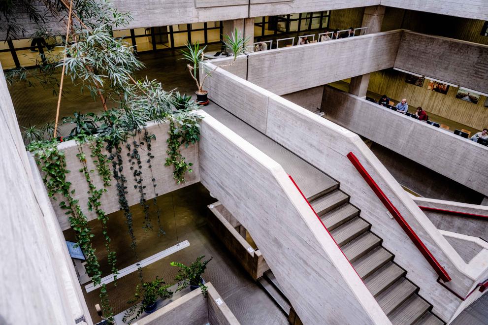 Grünpflanzen ranken das Treppenhaus der Unibibliothek entlang