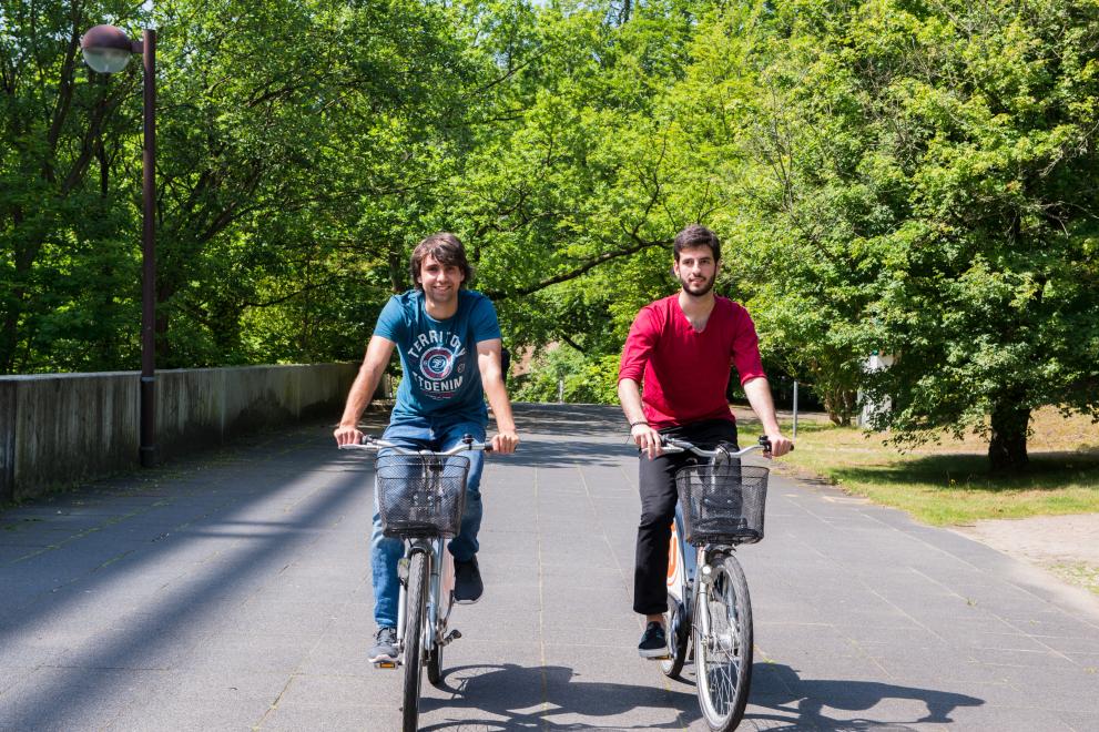 Zwei Studenten auf Fahrrädern