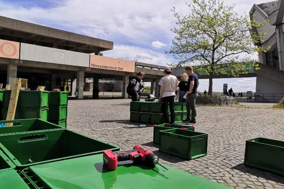 Bau der blühenden Sitzbänke